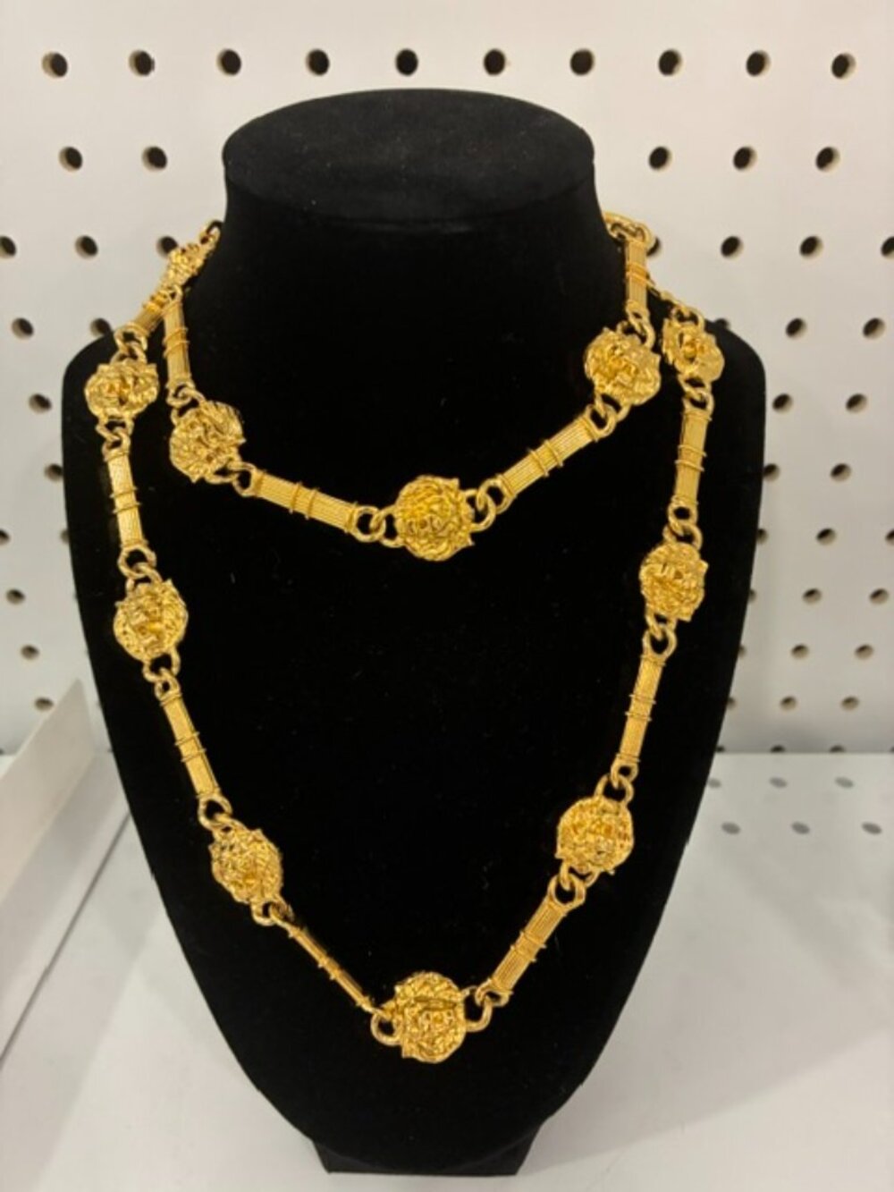 Vintage Gold Tone Lions Head Station Chain Rope Necklace